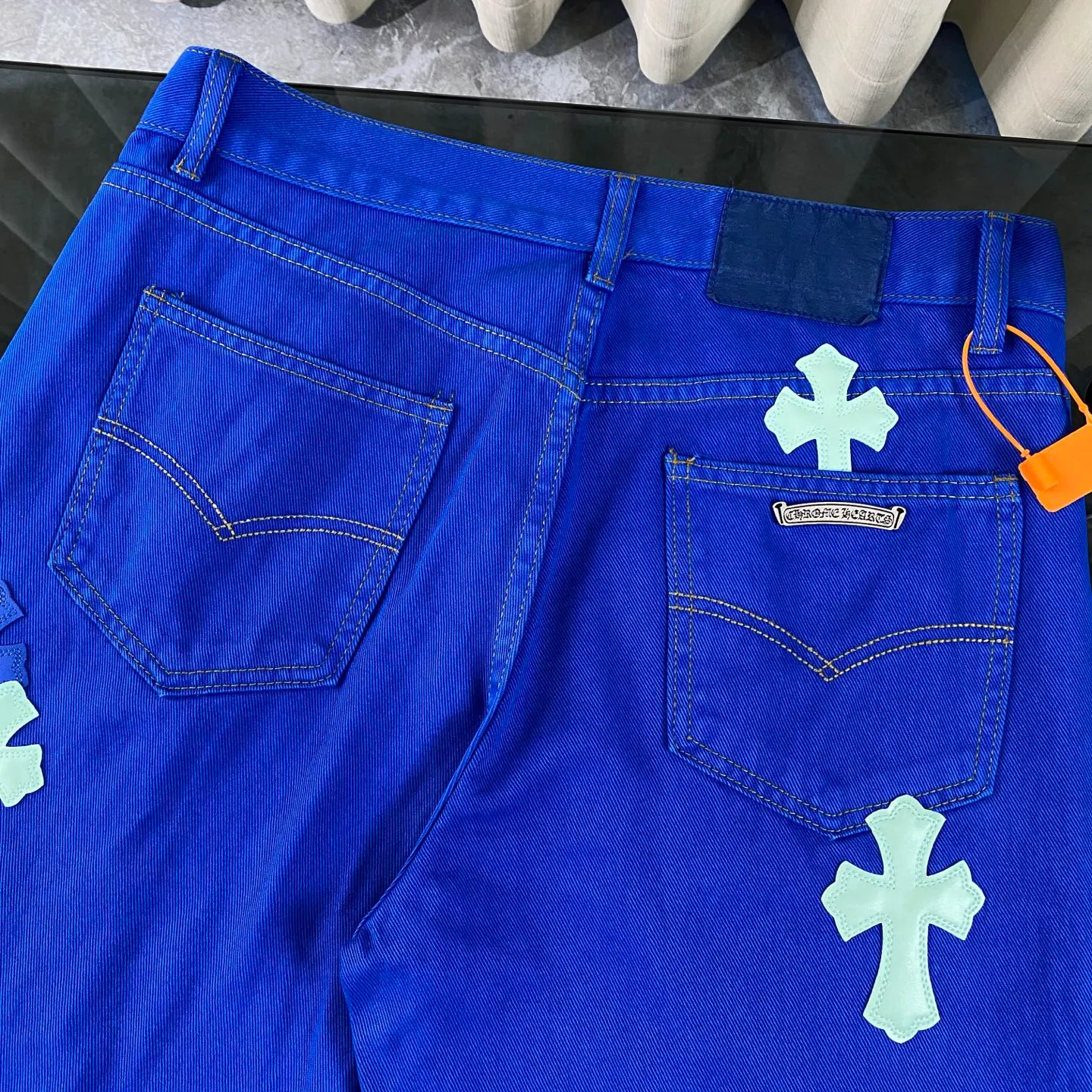 P250 CH Chromehearts 2025 New London Limited Double Blue Cross Patch Leather Jeans Jeans Top ceiling quality Styles with different washed textures are very friendly to people with thin legs and thick legs. The straight and loose version is very flattering to the leg shape. Moderate length that never goes out of style, easy to match with casually, basic styling for various styles, a must-have in the wardrobe! The fabric is stiff but also makes the upper body soft without losing texture. The washing process is even more perfect. It is a must-have item for everyone! ! ! Washed wheat, hang tag, pants label, three labels complete Color: blue Size: 28, 30, 32, 34